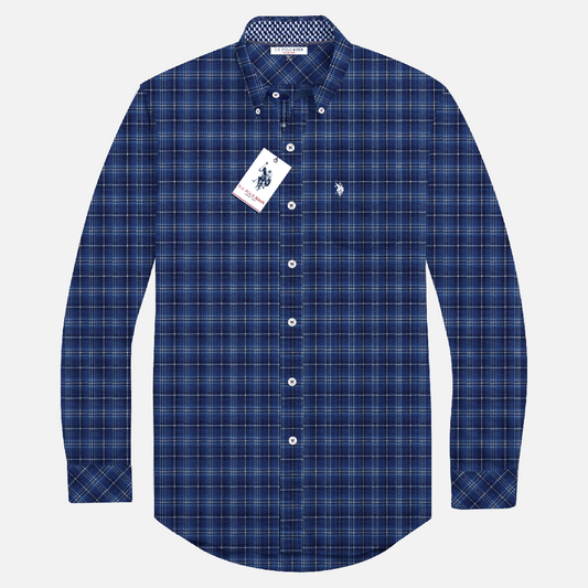 Camisa de manga larga a cuadros azules U.S. POLO ASSN. de www.treshop.com.co con cuello abotonado y logo bordado.
