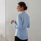 Mujer con camisa formal azul claro de U.S. POLO ASSN. de www.treshop.com.co, corte entallado y cuello estructurado.