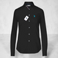 Camisa formal negra de manga larga para mujer de www.treshop.com.co con logo bordado en azul y botones frontales