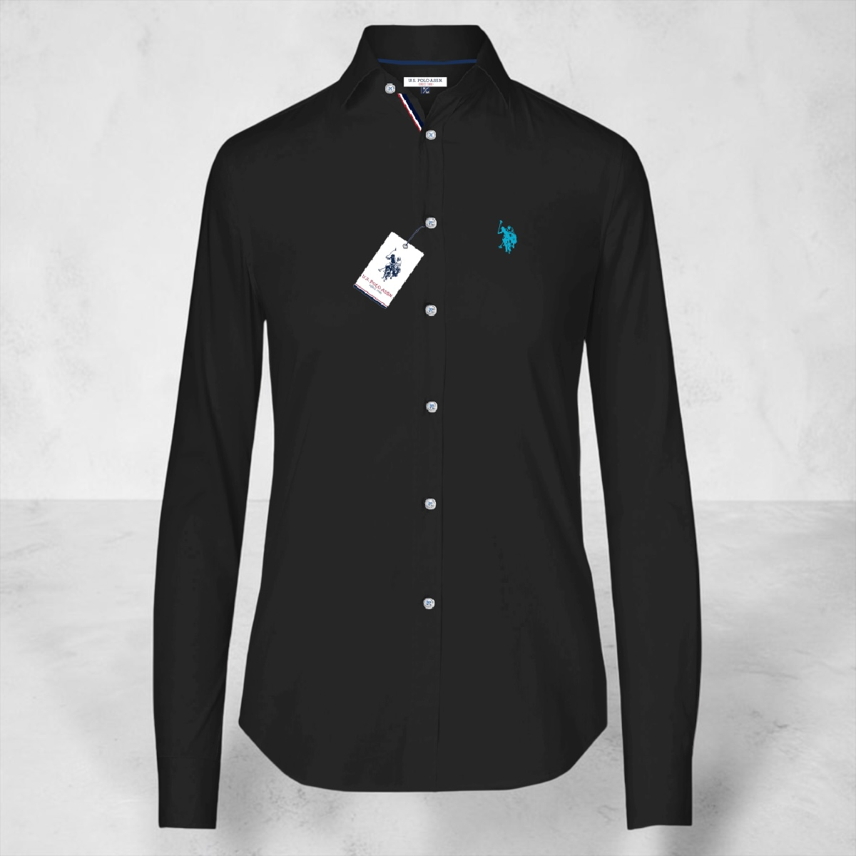 Camisa formal negra de manga larga para mujer de www.treshop.com.co con logo bordado en azul y botones frontales