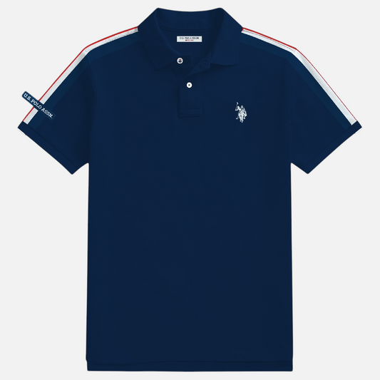 Camisa polo azul marino www.treshop.com.co con franjas en contraste en hombros y logotipo bordado en el pecho