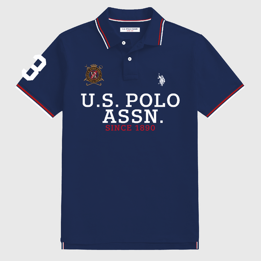 Camisa polo azul marino de www.treshop.com.co con estampado gráfico, detalles en contraste y logo bordado