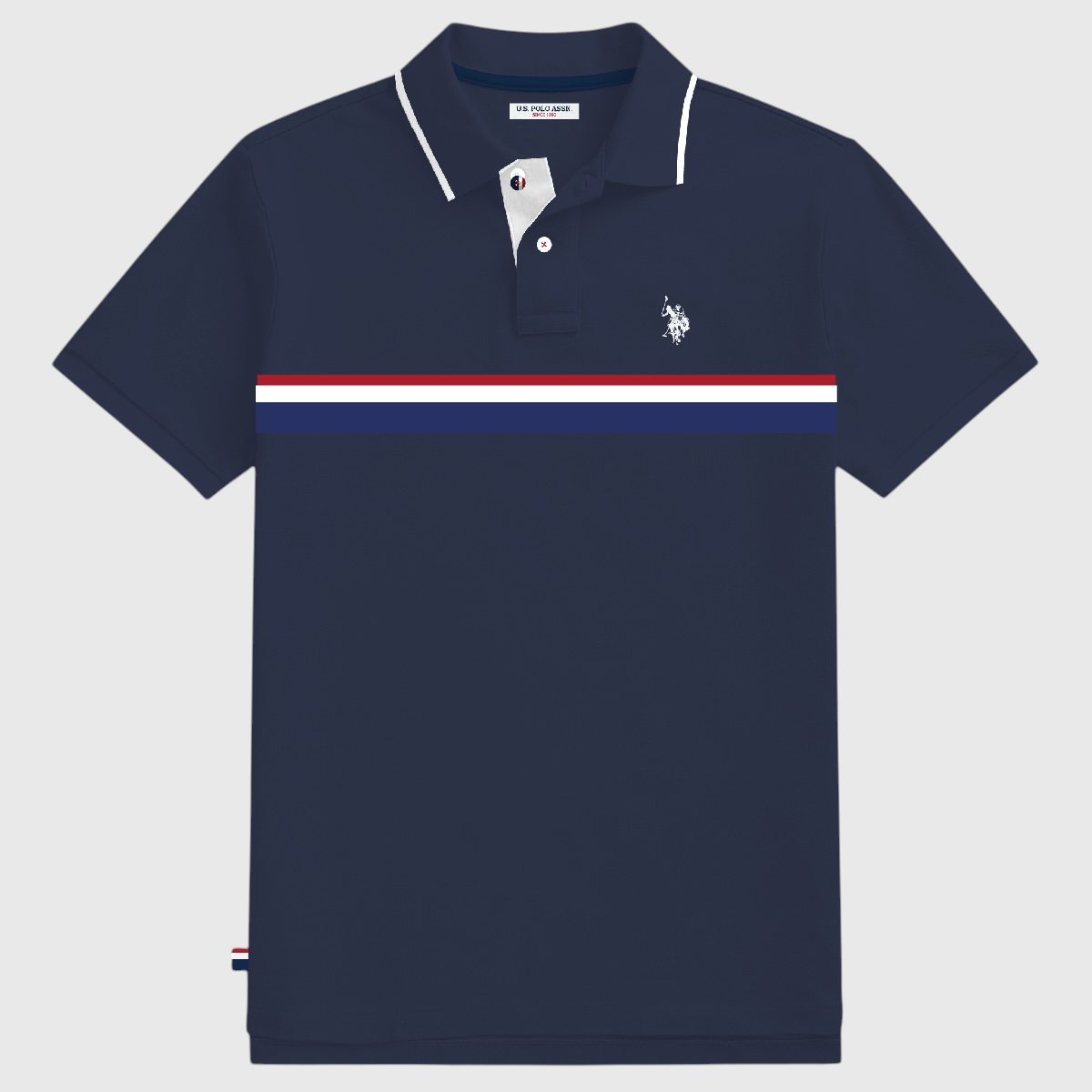 Camisa polo azul marino para hombre de www.treshop.com.co con franja tricolor y logotipo bordado en el pecho