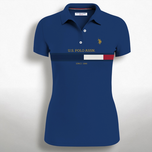 Camisa polo azul para mujer de www.treshop.com.co con logo bordado, cuello clásico y detalle de franja tricolor