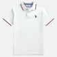Camisa polo blanca de algodón U.S. Polo Assn. de www.treshop.com.co con ribetes tricolores en cuello y mangas