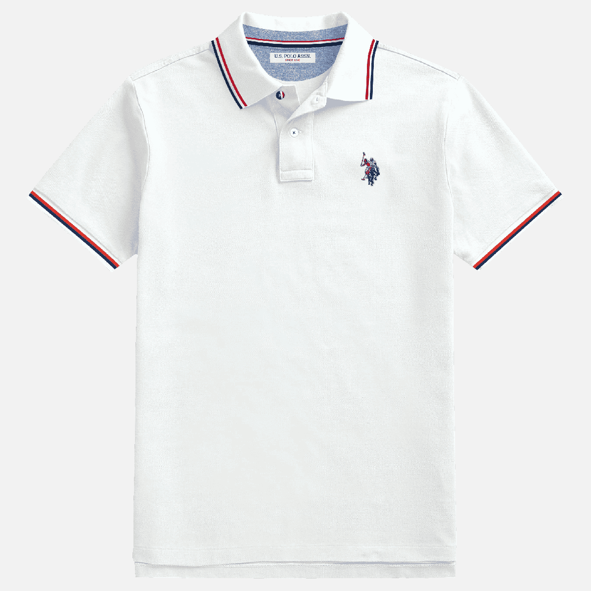 Camisa polo blanca de algodón U.S. Polo Assn. de www.treshop.com.co con ribetes tricolores en cuello y mangas