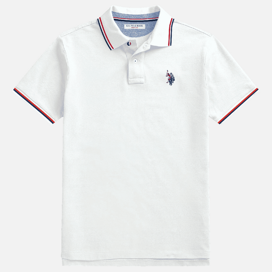 Camisa polo blanca de algodón U.S. Polo Assn. de www.treshop.com.co con ribetes tricolores en cuello y mangas
