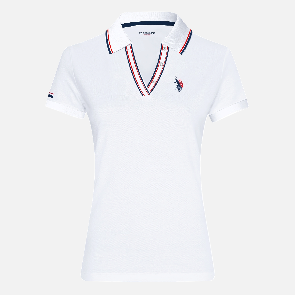 Camisa polo blanca para mujer de www.treshop.com.co con cuello en V, detalles tricolores y logo bordado en el pecho.