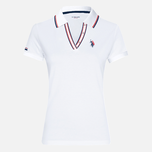 Camisa polo blanca para mujer de www.treshop.com.co con cuello en V, detalles tricolores y logo bordado en el pecho.
