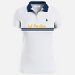 Camisa polo blanca para mujer de www.treshop.com.co con cuello azul marino, logo bordado y franjas horizontales.