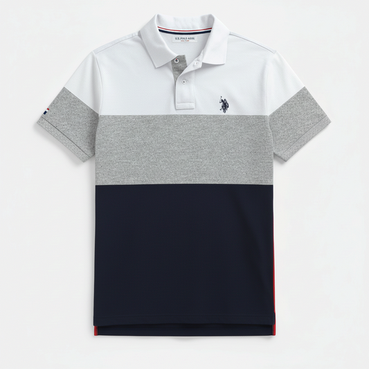 Camisa polo www.treshop.com.co de manga corta con diseño de bloques de color blanco, gris y azul marino y logo bordado