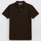 Camisa polo www.treshop.com.co marrón oscuro para hombre con logotipo bordado en degradado y detalles en contraste