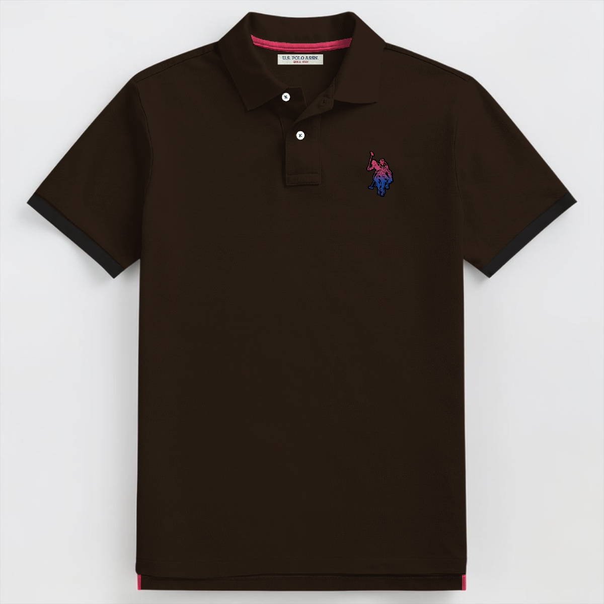 Camisa polo www.treshop.com.co marrón oscuro para hombre con logotipo bordado en degradado y detalles en contraste