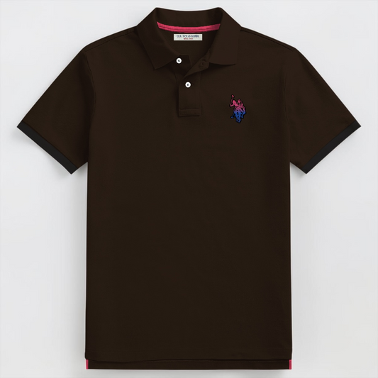 Camisa polo www.treshop.com.co marrón oscuro para hombre con logotipo bordado en degradado y detalles en contraste