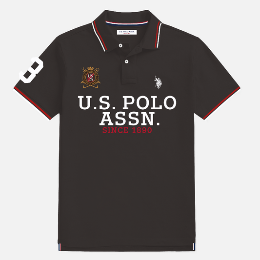 Camisa polo negra para hombre de www.treshop.com.co con logo bordado, detalles en contraste y corte clásico