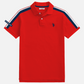 Camisa polo roja de algodón www.treshop.com.co con rayas en hombros, logo bordado y etiqueta deportiva en la manga.