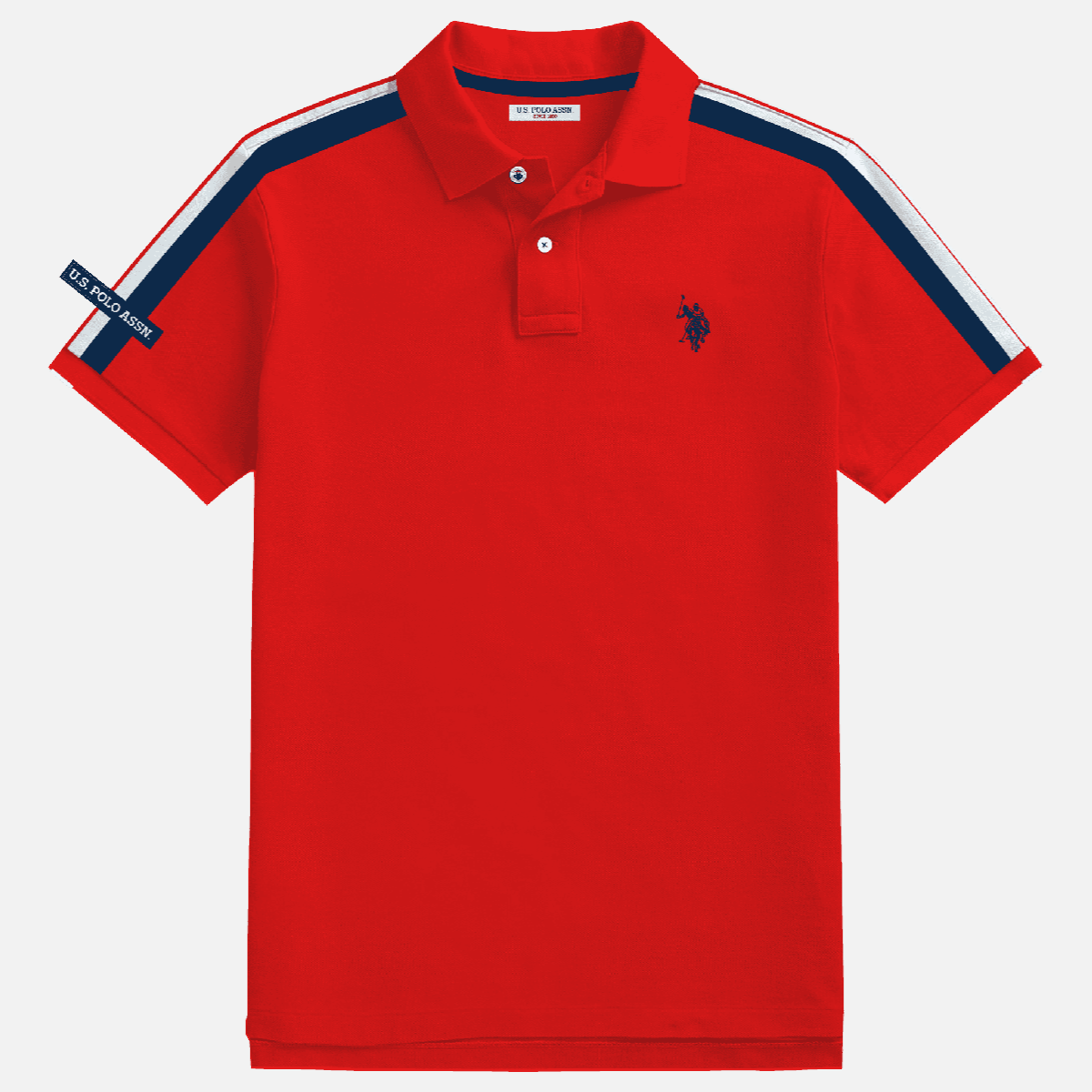 Camisa polo roja de algodón www.treshop.com.co con rayas en hombros, logo bordado y etiqueta deportiva en la manga.