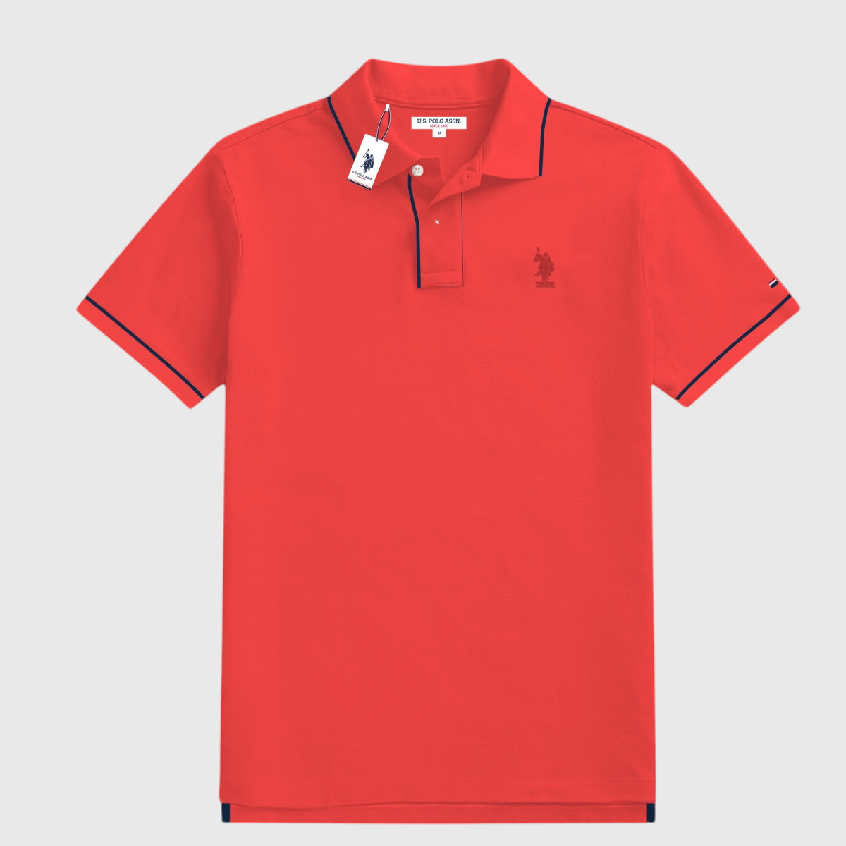 Camisa polo roja para hombre de www.treshop.com.co con detalles en contraste en cuello y mangas y logo bordado.