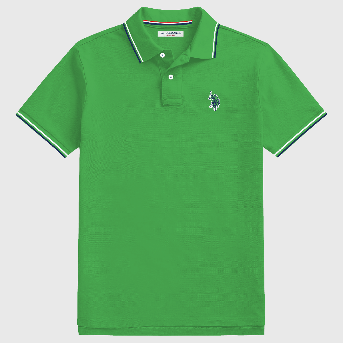Camisa polo verde de algodón www.treshop.com.co con detalles en contraste en cuello y mangas y logo bordado en pecho