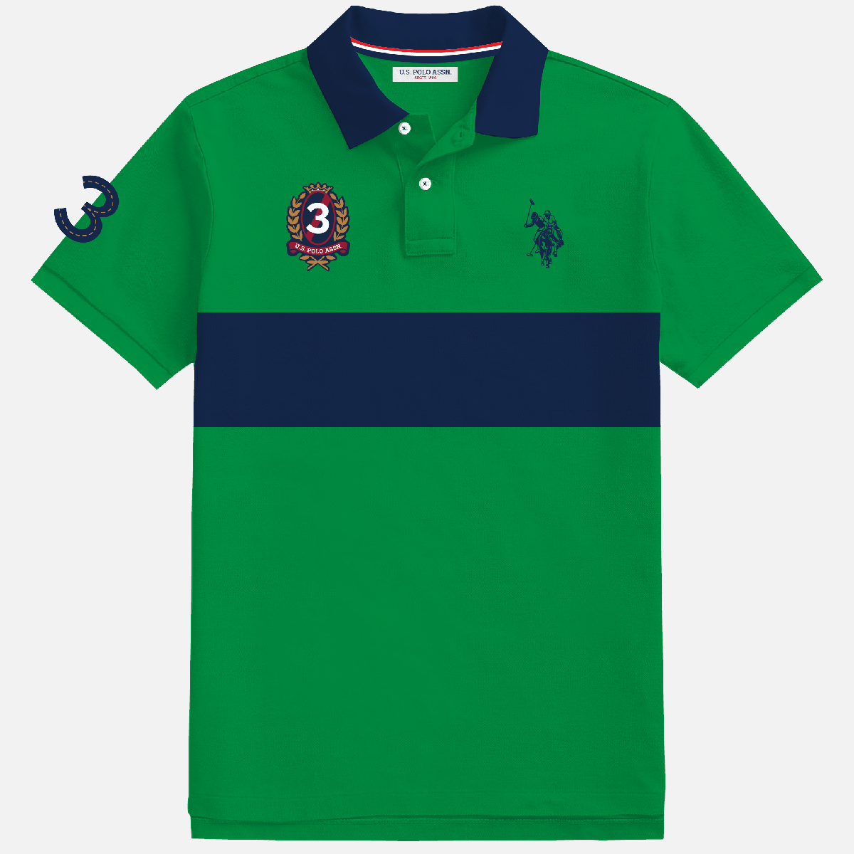 Camisa polo www.treshop.com.co verde con franja azul marino, cuello clásico y bordados distintivos de U.S. POLO ASSN.