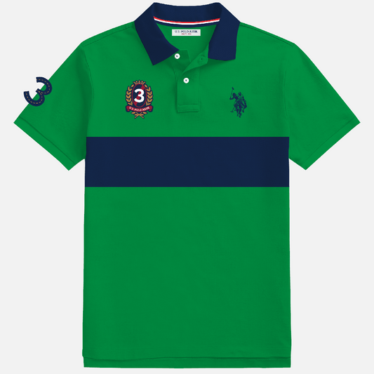 Camisa polo www.treshop.com.co verde con franja azul marino, cuello clásico y bordados distintivos de U.S. POLO ASSN.
