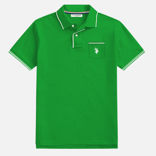 Polo verde U.S. POLO ASSN.  para hombre www.treshop.com.co con cuello y mangas ribeteados, bolsillo en pecho y logo bordado