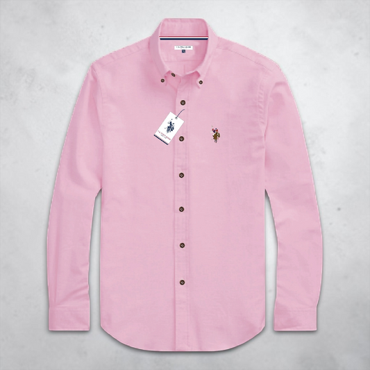Camisa de manga larga www.treshop.com.co color rosa con cuello abotonado y logo bordado en el pecho para hombre