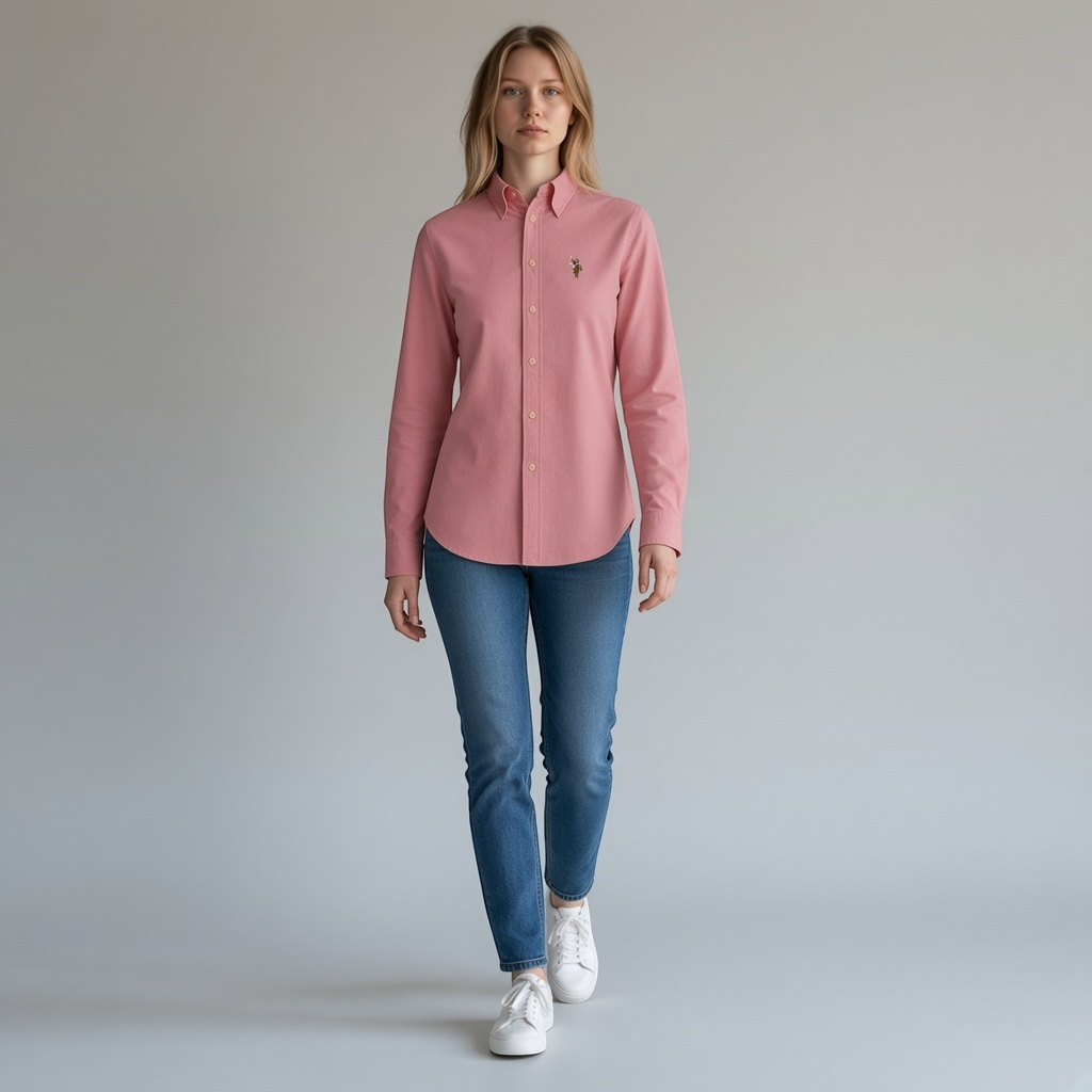 Modelo vistiendo camisa formal rosa de manga larga U.S. Polo Assn. de www.treshop.com.co con jeans y tenis blancos