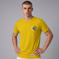 Hombre vistiendo camiseta amarilla de manga corta U.S. Polo Assn. con logotipo circular en el pecho y parche inferior