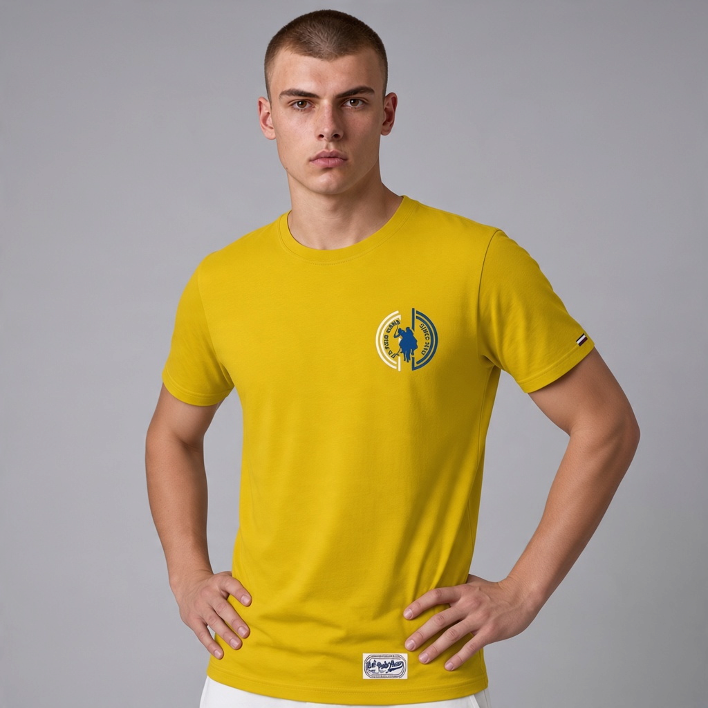 Hombre vistiendo camiseta amarilla de manga corta U.S. Polo Assn. con logotipo circular en el pecho y parche inferior