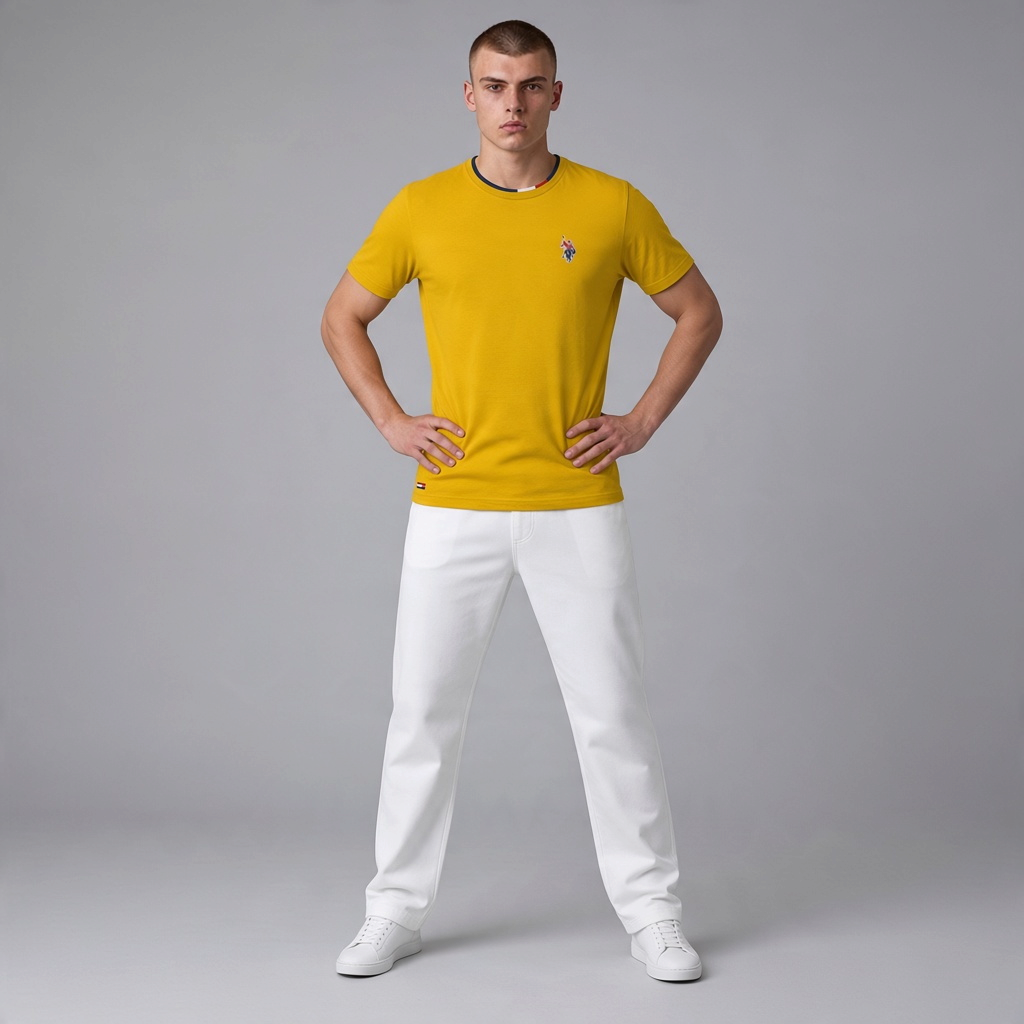 Hombre vistiendo camiseta amarilla de algodón U.S. POLO ASSN. con cuello redondo y logo bordado en www.treshop.com.co