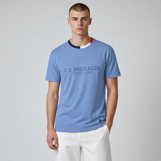Camiseta azul claro de algodón U.S. POLO ASSN. con cuello redondo tricolor y logo en www.treshop.com.co