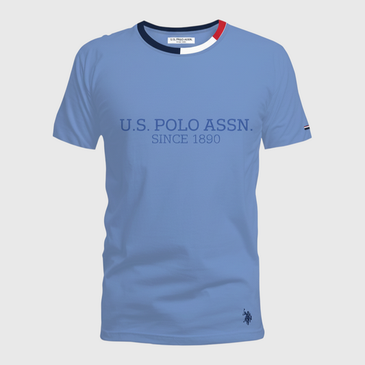 Camiseta azul claro de algodón www.treshop.com.co con cuello redondo tricolor y logotipo U.S. POLO ASSN. en el pecho.