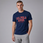 Camiseta azul marino de algodón www.treshop.com.co con estampado frontal rojo y logo bordado para hombre