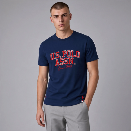Camiseta azul marino de algodón www.treshop.com.co con estampado frontal rojo y logo bordado para hombre