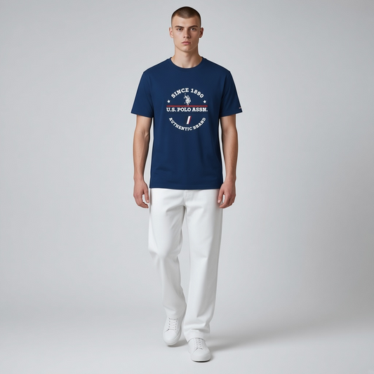 Hombre vistiendo camiseta azul marino de algodón de www.treshop.com.co con logo estampado y pantalones blancos