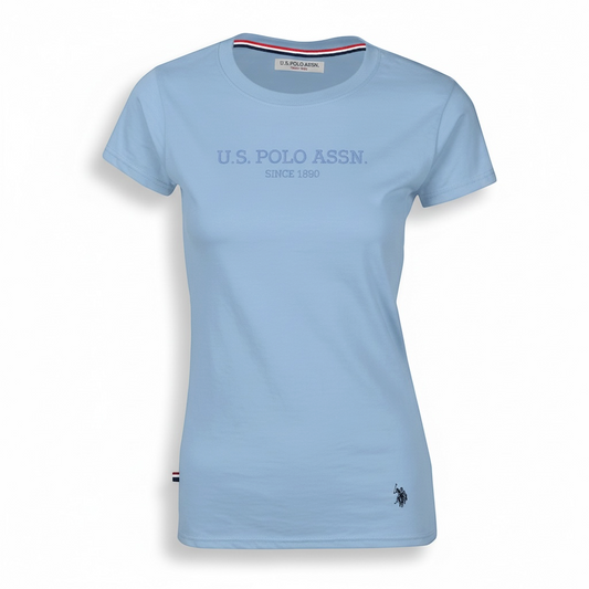 Camiseta azul claro de algodón para mujer de www.treshop.com.co con cuello redondo y logo estampado en el pecho
