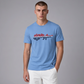 Hombre vistiendo camiseta azul claro de algodón www.treshop.com.co con logo estampado y cuello redondo