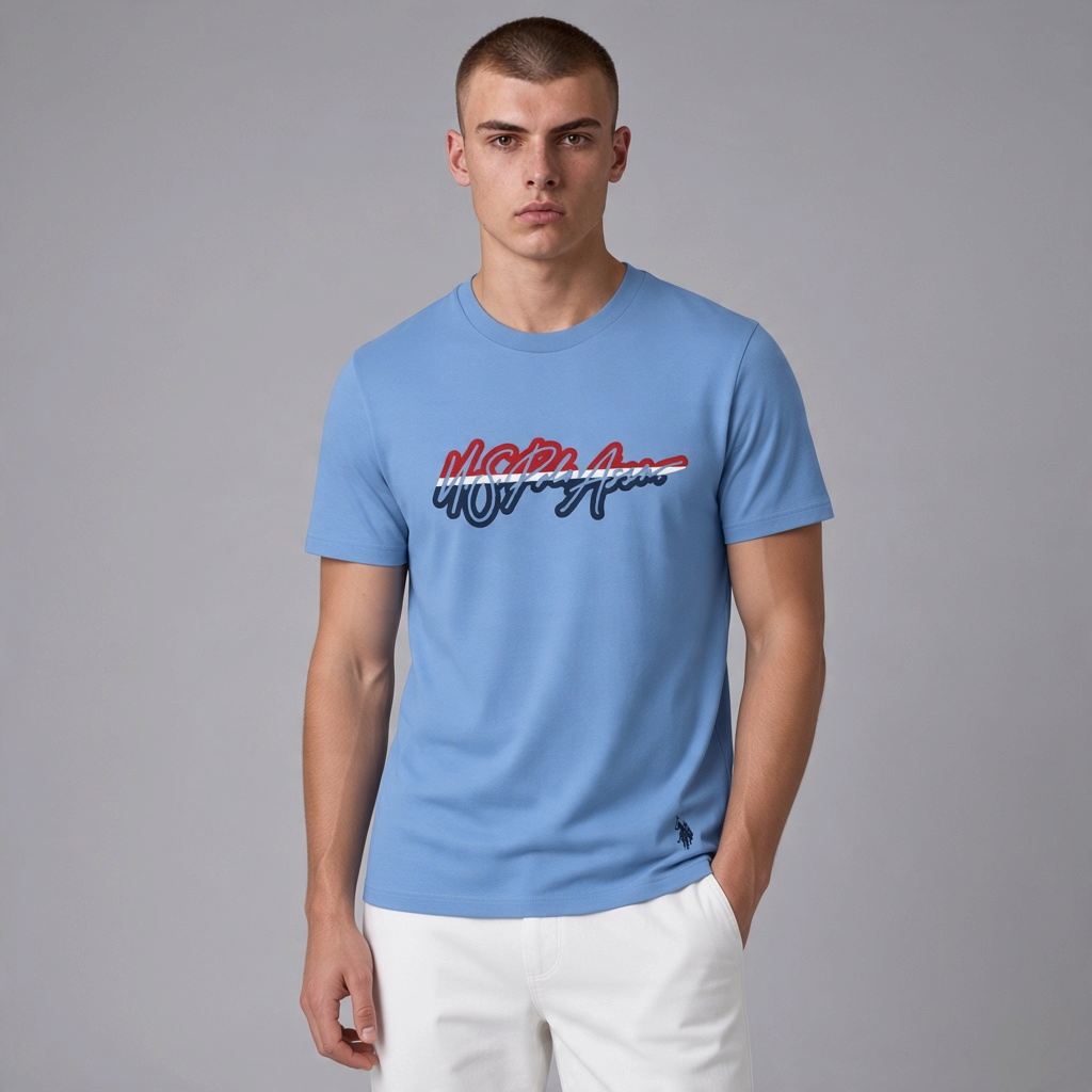 Hombre vistiendo camiseta azul claro de algodón www.treshop.com.co con logo estampado y cuello redondo