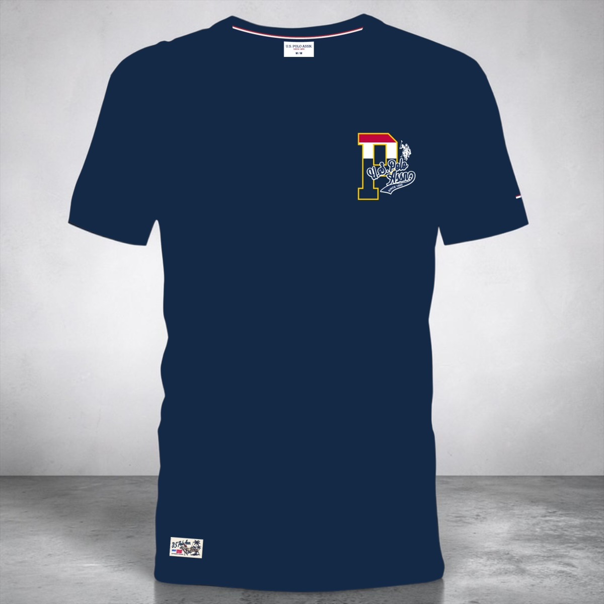 Camiseta azul marino de algodón www.treshop.com.co con estampado frontal y logo de U.S. Polo Assn.