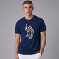 Hombre vistiendo camiseta azul marino de algodón de www.treshop.com.co con estampado frontal de jugador de polo