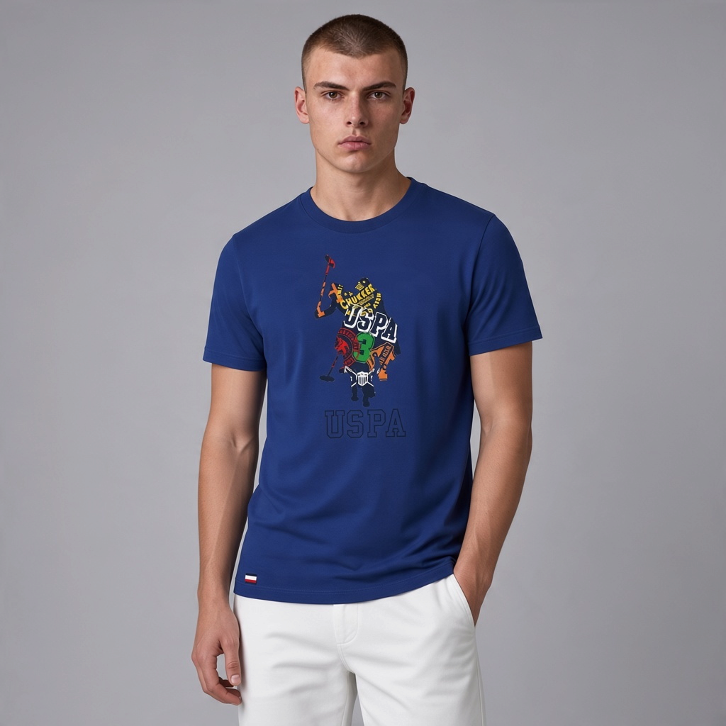 Hombre vistiendo camiseta azul de algodón de www.treshop.com.co con estampado gráfico colorido y logo de U.S. Polo Assn.
