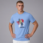 Hombre vistiendo camiseta azul claro de algodón www.treshop.com.co con estampado frontal deportivo de polo
