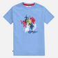 Camiseta azul claro de algodón www.treshop.com.co con estampado frontal de jugadores de polo en colores vibrantes