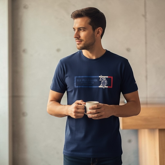 Hombre vistiendo camiseta azul marino de algodón www.treshop.com.co con logo frontal y cuello redondo