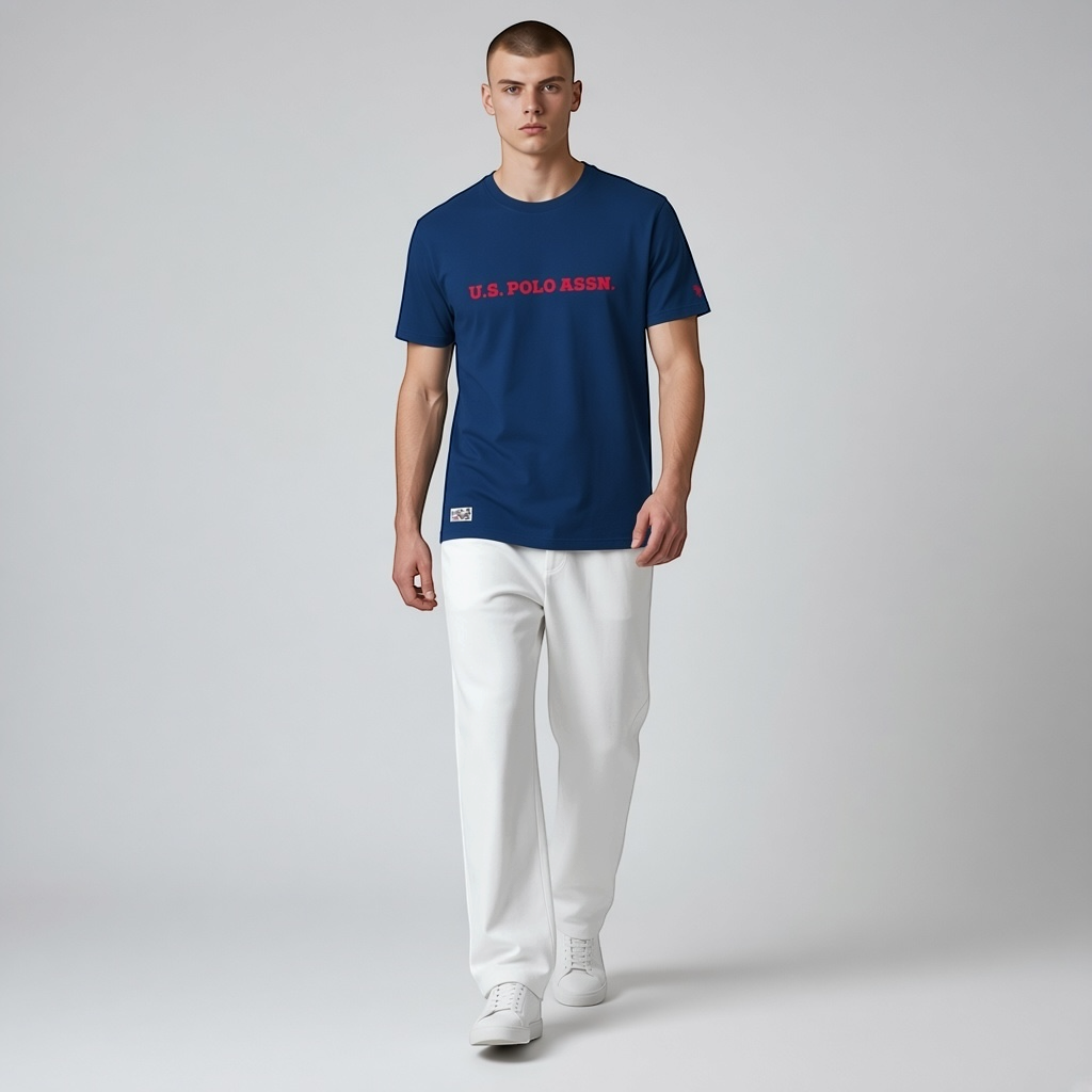 Hombre vistiendo camiseta azul marino de algodón de www.treshop.com.co con logo rojo U.S. POLO ASSN. en el pecho
