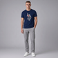 Hombre vistiendo camiseta azul marino de algodón U.S. POLO ASSN. con estampado frontal y pantalones grises