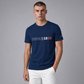 Hombre vistiendo camiseta azul marino de www.treshop.com.co con logo USPA 1890 y cuello redondo en estudio