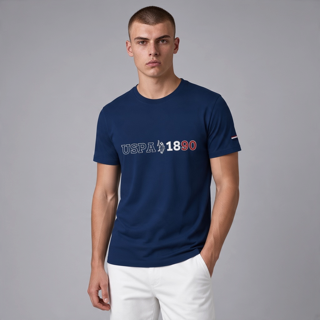 Hombre vistiendo camiseta azul marino de www.treshop.com.co con logo USPA 1890 y cuello redondo en estudio