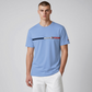 Hombre vistiendo camiseta azul claro U.S. Polo Assn. con estampado frontal y logo, disponible en www.treshop.com.co